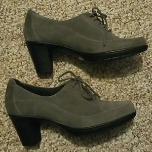 Beautiful grey band new Clark booties
